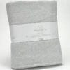 Mantita sostenible y sofisticada confeccionada en algodón reciclado. Crea un ambiente de confort y estilo en tu hogar.