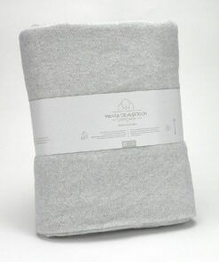 Mantita sostenible y sofisticada confeccionada en algodón reciclado. Crea un ambiente de confort y estilo en tu hogar.