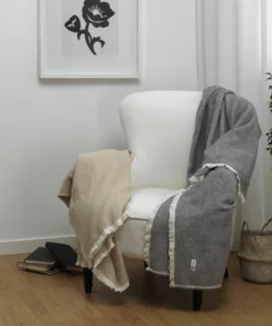 Mantita sostenible y sofisticada confeccionada en algodón reciclado. Crea un ambiente de confort y estilo en tu hogar.