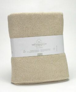Mantita sostenible y sofisticada confeccionada en algodón reciclado. Crea un ambiente de confort y estilo en tu hogar.