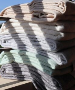 Mantita sostenible y sofisticada confeccionada en algodón reciclado. Crea un ambiente de confort y estilo en tu hogar.