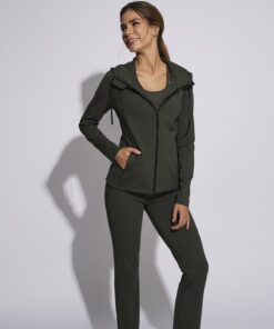 Chaqueta deportiva en verde oscuro, con cremallera y bolsillos laterales. Muy cómoda y versátil para combinar con cualquier look casual o deportivo