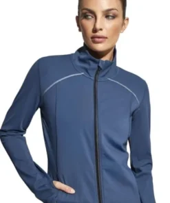 Chaqueta deportiva en azul con corte en altura de hombros dos bolsillos laterales y cremallera