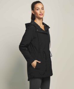 Chaqueta deportiva de Selmark en poliéster ligera e impermeable con capucha y cierre de cremallera.. Cintura ajustable.