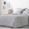 Edredon-vidi-blanco de cañete tipo capa con esquinas redondeadas con tejido Jacquard con fino estampado de flores