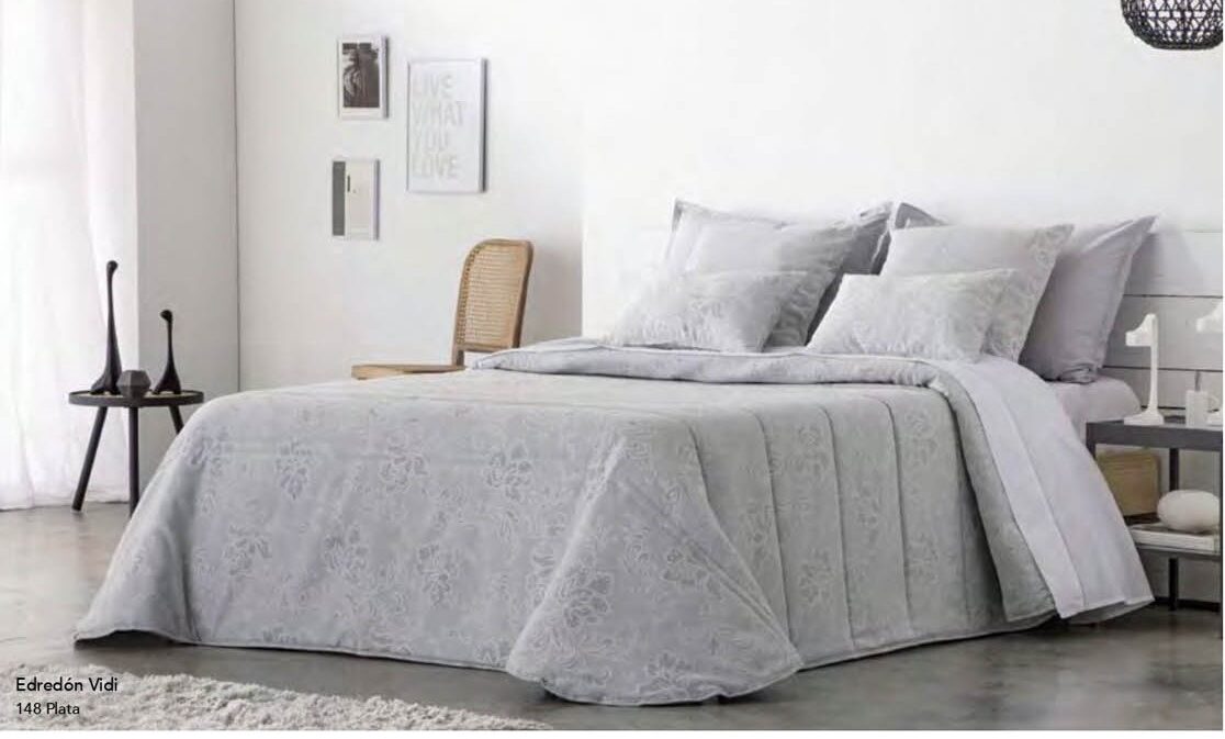 Edredon-vidi-blanco de cañete tipo capa con esquinas redondeadas con tejido Jacquard con fino estampado de flores