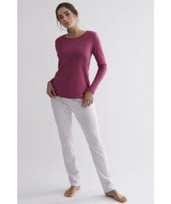 Pijama invernal de mujer de la marca Selmark en dos piezas con camiseta cuello redondo y pantalón a cuadros