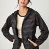 Chaqueta de mujer deportiva con capucha y bolsillos laterales muy ligera modelo st 667 de Selmark