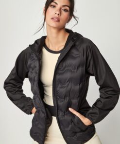 Chaqueta de mujer deportiva con capucha y bolsillos laterales muy ligera modelo st 667 de Selmark