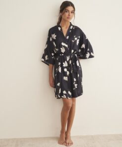 Kimono lencero negro elegante para mujer, ideal para lencería y ropa de casa premium