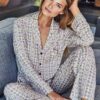 Pijama de mujer camisero abertura delantera con botones delanteros pantalón largo y bolsillos delanteros modelo P8576 de Selmark en color rosa