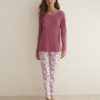 Pijama invernal de mujer largo en dos piezas con camiseta lisa y pantalón con bolsillos estampado en algodón.