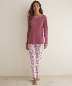 Pijama invernal de mujer largo en dos piezas con camiseta lisa y pantalón con bolsillos estampado en algodón.