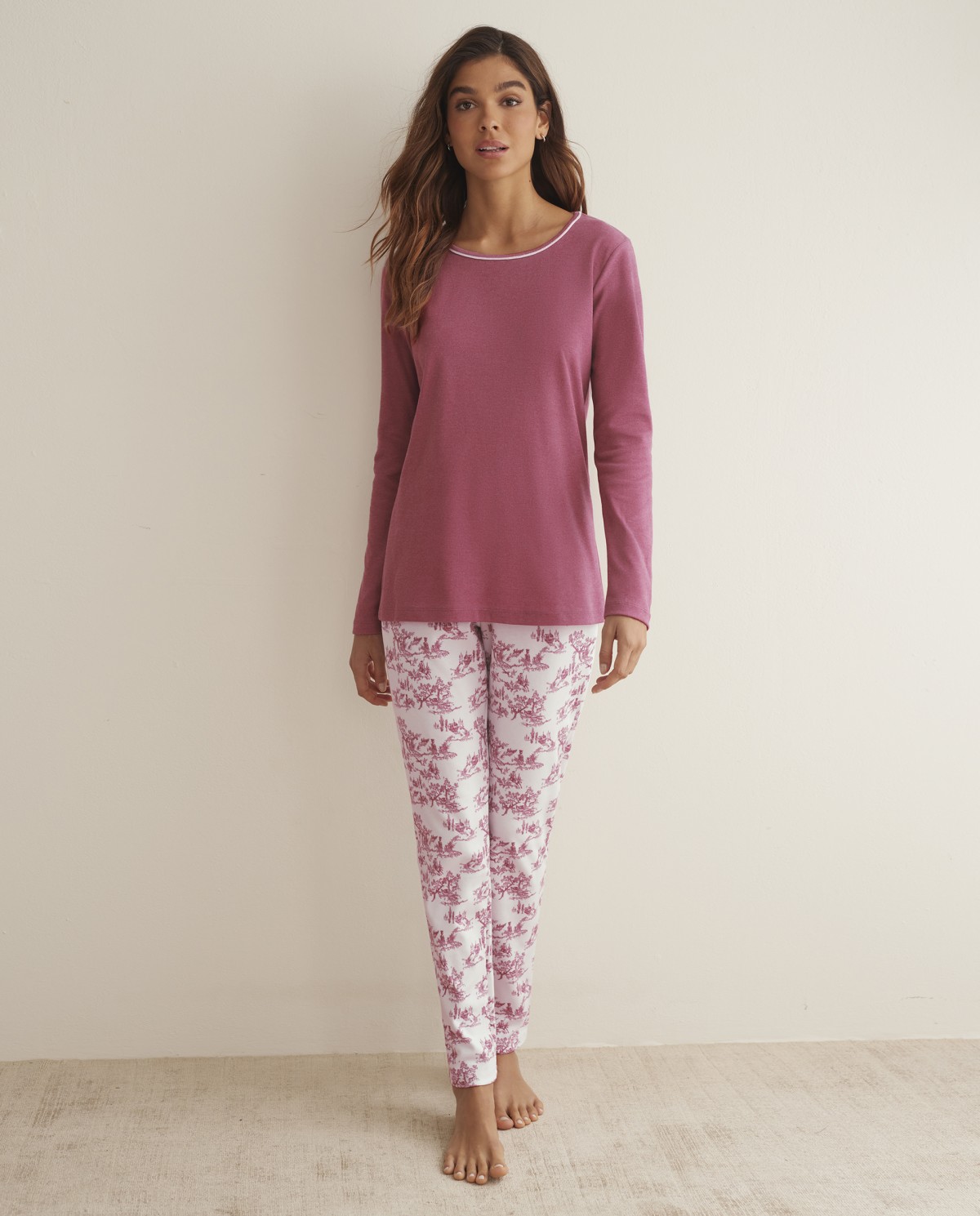 Pijama invernal de mujer largo en dos piezas con camiseta lisa y pantalón con bolsillos estampado en algodón.