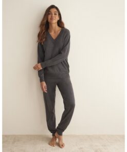 Conjunto homewear en punto modelo P9876 de Selmark con jersey a pico y pantalón con bolsillos. Tacto muy suave.