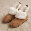 Bota de estar por casa con suela de caucho antideslizante con interior forrado de bborreguillo en color camel para mujer de la marca Selamark modelo PC016 de la colección de Pilar Rubio.