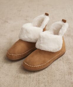 Bota de estar por casa con suela de caucho antideslizante con interior forrado de bborreguillo en color camel para mujer de la marca Selamark modelo PC016 de la colección de Pilar Rubio.