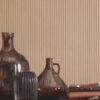 Papel pintado Botanic de Decoas en estamapado en listone de madera en TNT. Ideal para crear un ambiente moderno y acogedor a un precio económico.