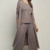 Conjunto en suave punto de tres piezas en color topo de Selmark.