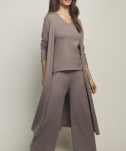 Conjunto en suave punto de tres piezas en color topo de Selmark.