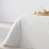 Colcha Bouti Alpes Blanco de Fundeco, diseño elegante y acolchado ligero, perfecta para primavera y otoño. Aporta confort y estilo a tu dormitorio.