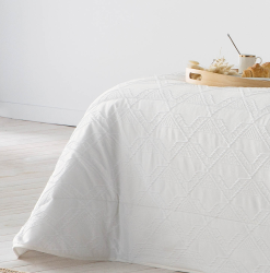 Colcha Bouti Alpes Blanco de Fundeco, diseño elegante y acolchado ligero, perfecta para primavera y otoño. Aporta confort y estilo a tu dormitorio.