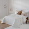 Colcha Bouti Caeli Natural de Fun&Deco en color neutro, ideal para decorar y aportar confort al dormitorio."