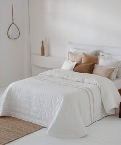 Colcha Bouti Caeli Natural de Fun&Deco en color neutro, ideal para decorar y aportar confort al dormitorio."