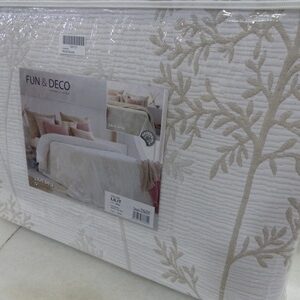 Colcha Lilit de Fundeco en beige reversible. - Imagen 2