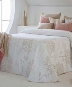 Colcha Jacquard Lilit de Fundeco reversible, de alta calidad, con diseño elegante y sofisticado, ideal para renovar la decoración de tu dormitorio.