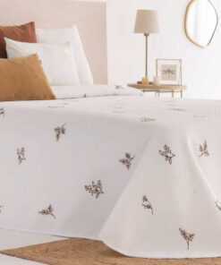 Colcha fina de Sandeco modelo Magan con fino estampado y esquinas redondeadas.