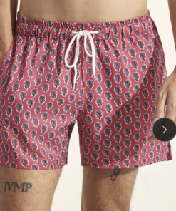 Bañador de hombre corto con cintura ajustable y bolsillos laterales y trasero en color rojo fresa