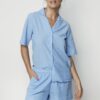 pijama de mujer corto de dos prendas con camisa abotonada y pantalón con cintura ajustable y bolsillos.