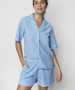 pijama de mujer corto de dos prendas con camisa abotonada y pantalón con cintura ajustable y bolsillos.