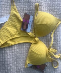 Top de bikini triangular para mujer en color turquesa y amarillo vibrante, confeccionado en tejido de secado rápido con copas removibles, tirantes finos ajustables que se anudan al cuello y la espalda, ideal para días de playa o piscina. El diseño resalta el escote y realza la figura, aportando un estilo fresco, juvenil y veraniego.