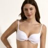 top bikini moldeador con textura en marfil con tirantes ajustables de Selmark