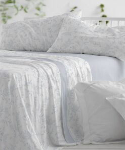 Juego de sábanas azul Burrito Blanco modelo Tela Dorvel 870, compuesto por sábana encimera, bajera ajustable y funda de almohada, tejido mezcla algodón y poliéster, diseño liso elegante.