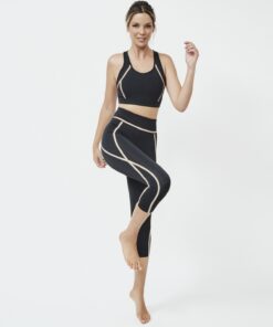 Detalle del Legging Deportivo Pirata ST774 de Pilar Rubio, tejido elástico y transpirable.