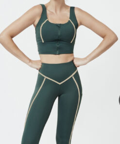 top de deporte en verde con cremallera delantera muy versátil y cómodo con tejido transpirable y detalles en blanco. El tirante es ancho y lleva refuerzo en la espalda