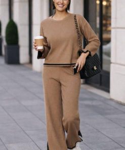 Conjunto de punto azul marino con detalles en contraste, combinado con chaqueta de pelo camel y deportivas blancas, look casual elegante para mujer