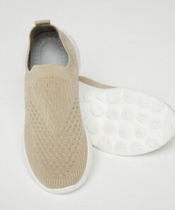 Zapatillas deportivas by Pilar Rubio modelo ST728 de Selmark en color camel, con diseño moderno y materiales transpirables, disponibles en Seducción y Estilo.