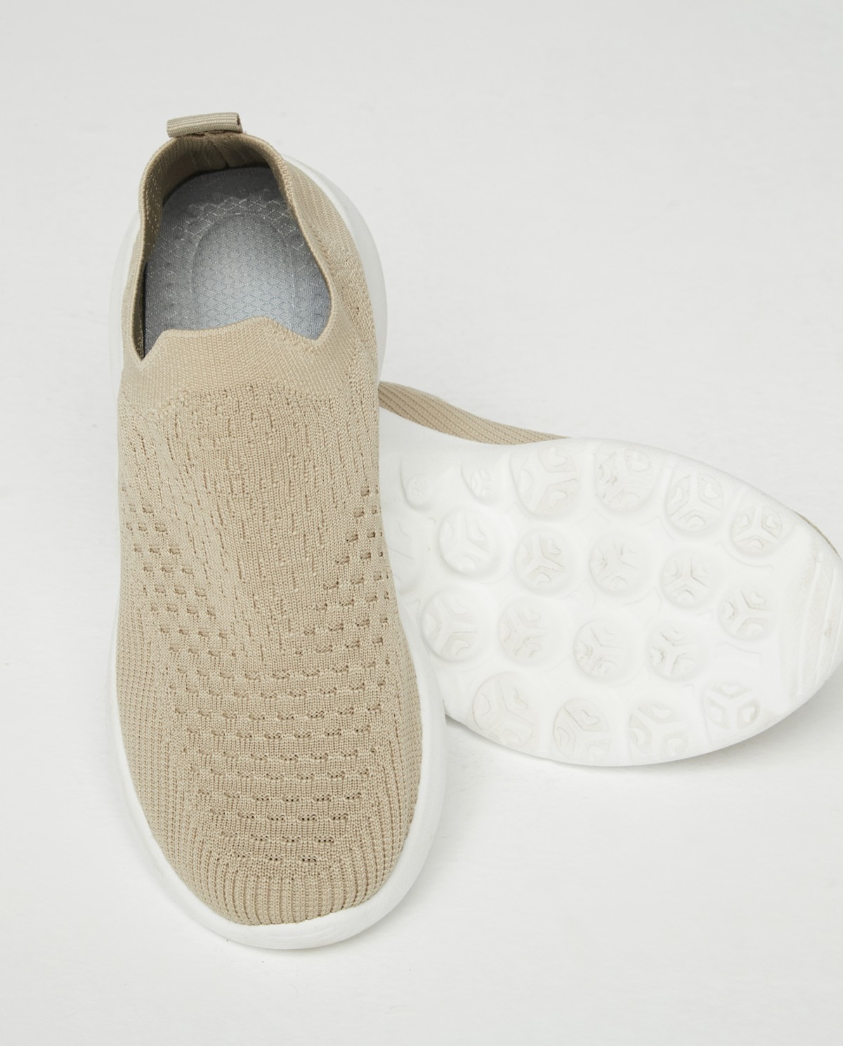 Zapatillas deportivas by Pilar Rubio modelo ST728 de Selmark en color camel, con diseño moderno y materiales transpirables, disponibles en Seducción y Estilo.