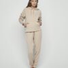 Conjunto de dos piezas con pantalón largo y chaqueta con capucha y bolsillos