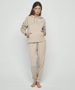 Conjunto de dos piezas con pantalón largo y chaqueta con capucha y bolsillos