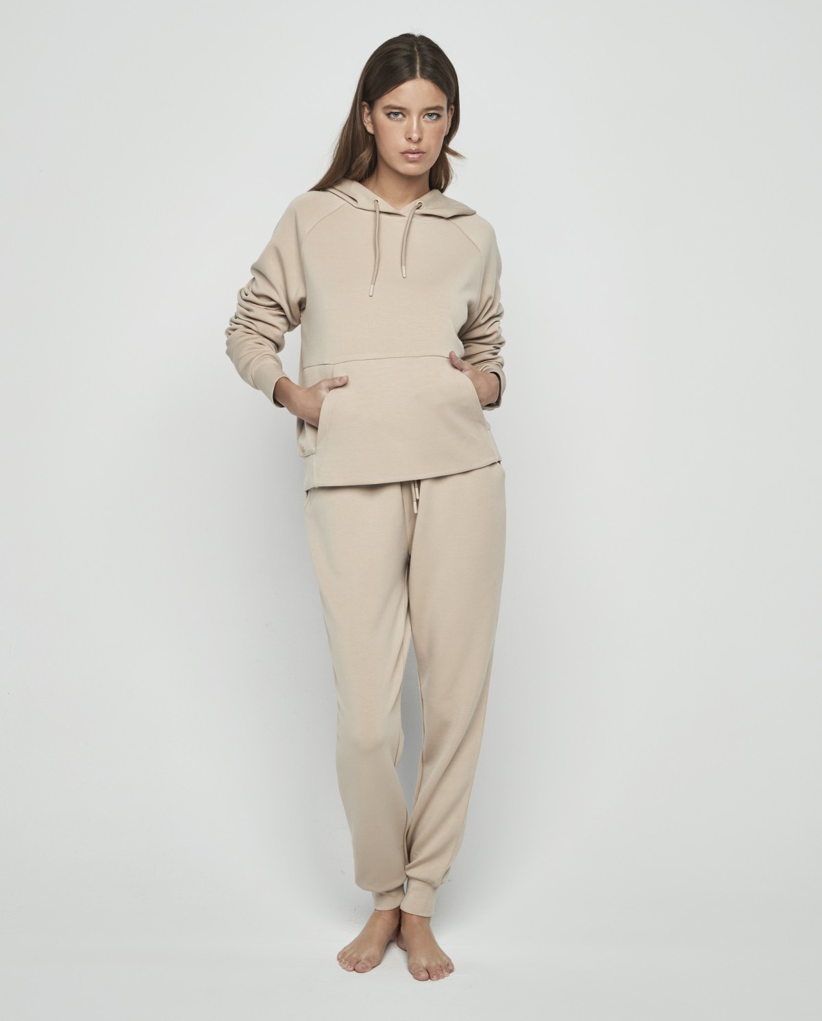 Conjunto de dos piezas con pantalón largo y chaqueta con capucha y bolsillos