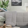 Nórdico conforter de coralina gris Icelands 300 g, suave y cálido para dormitorio moderno.