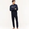 Este pijama refleja la filosofía de FILA, marca deportiva reconocida a nivel mundial , combinando diseño, comodidad y calidad en cada detalle.