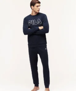 Este pijama refleja la filosofía de FILA, marca deportiva reconocida a nivel mundial , combinando diseño, comodidad y calidad en cada detalle.