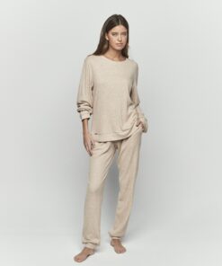 Pijama mujer Selmark P10673 de canalé, camiseta y pantalón largo en tejido suave y elástico.