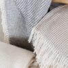 Plaid Judith de Pielsa en tonos neutros, manta decorativa de tacto suave ideal para sofá o cama, diseño elegante y cálido para el hogar disponible en seduccionyestilo.com